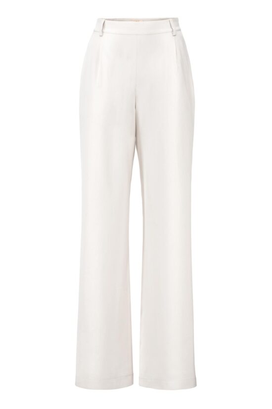 IVI collection SOLID SILK hochwertige Seidenhose in der Farbe weiß aus der Resort25 Kollektion. IVI collection SOLID SILK high-quality silk pants in the color white from the Resort25 collection.