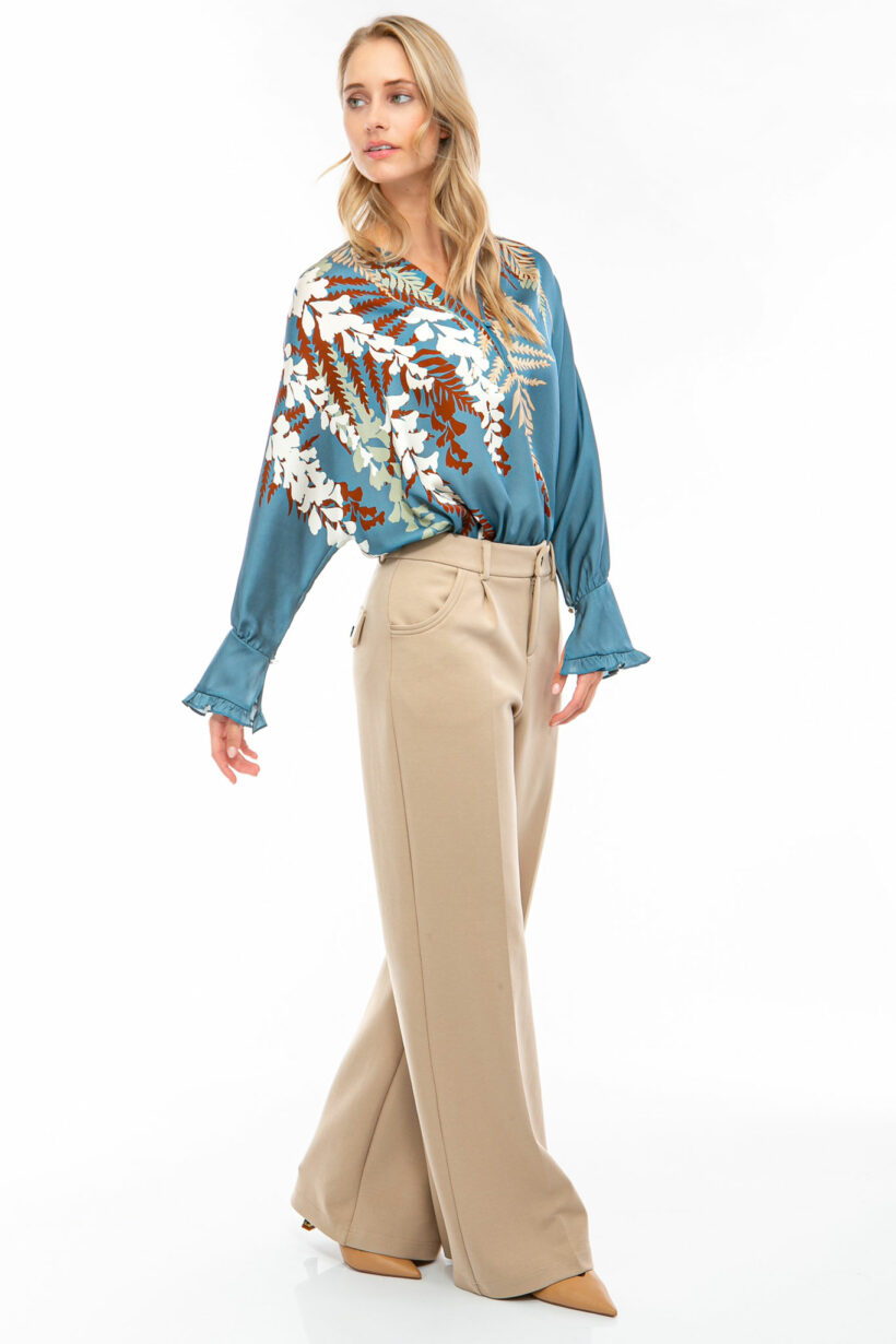 IVI collection EDEN Seidentunika mit platzierten Blumenprint in den Farben blauaus der Resort25 Kollektion. IVI collection EDEN silk tunic with placed floral print in blue from the Resort25 collection.