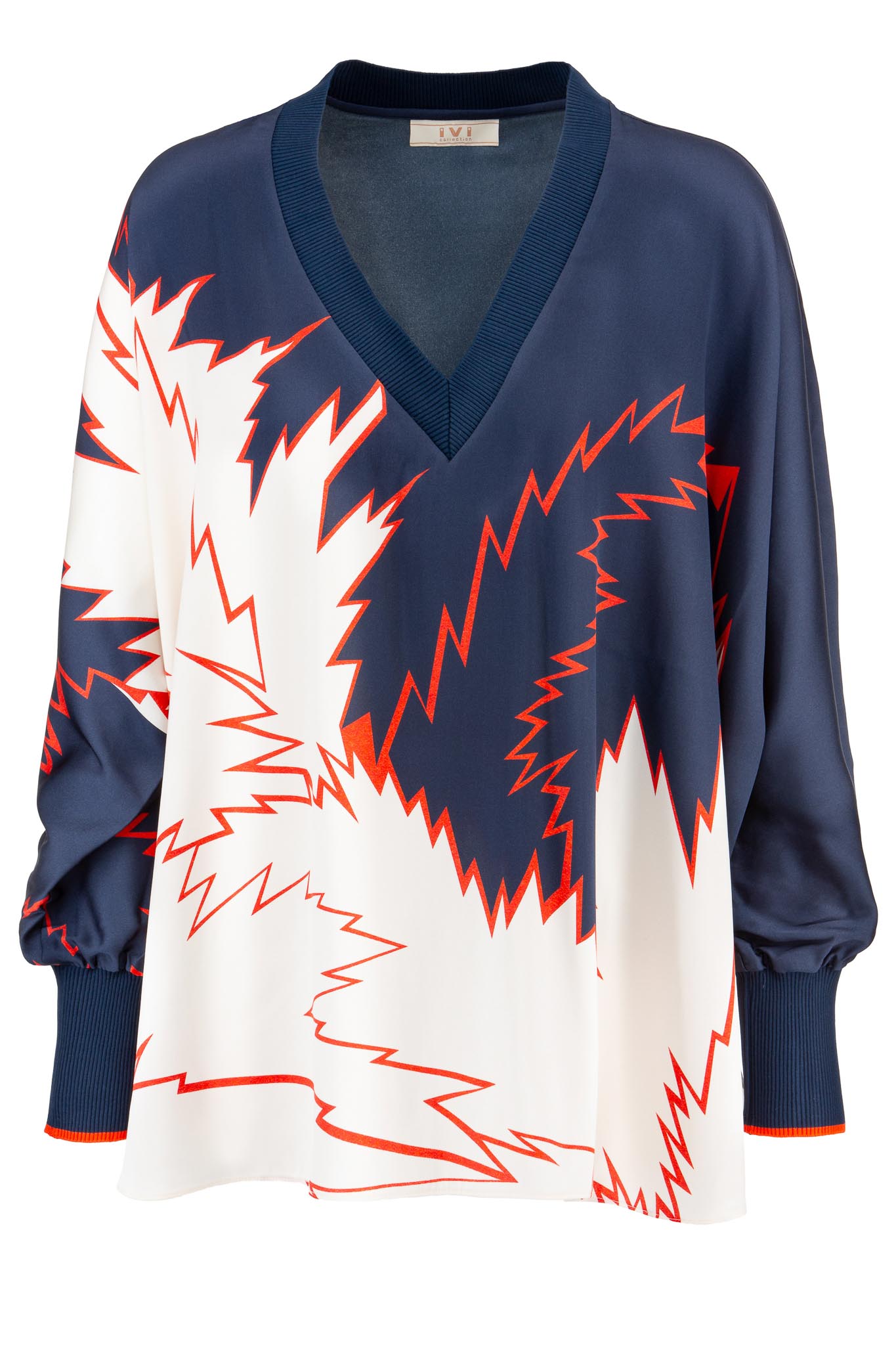 IVI collection FLASH Seidentunika mit auffälligem Grafik-Print in den Farben weiß und blau und roten Akzenten aus der AW24 Kollektion. IVI collection FLASH silk tunic with an eye-catching graphic print in white and blue with red accents from the AW24 collection.