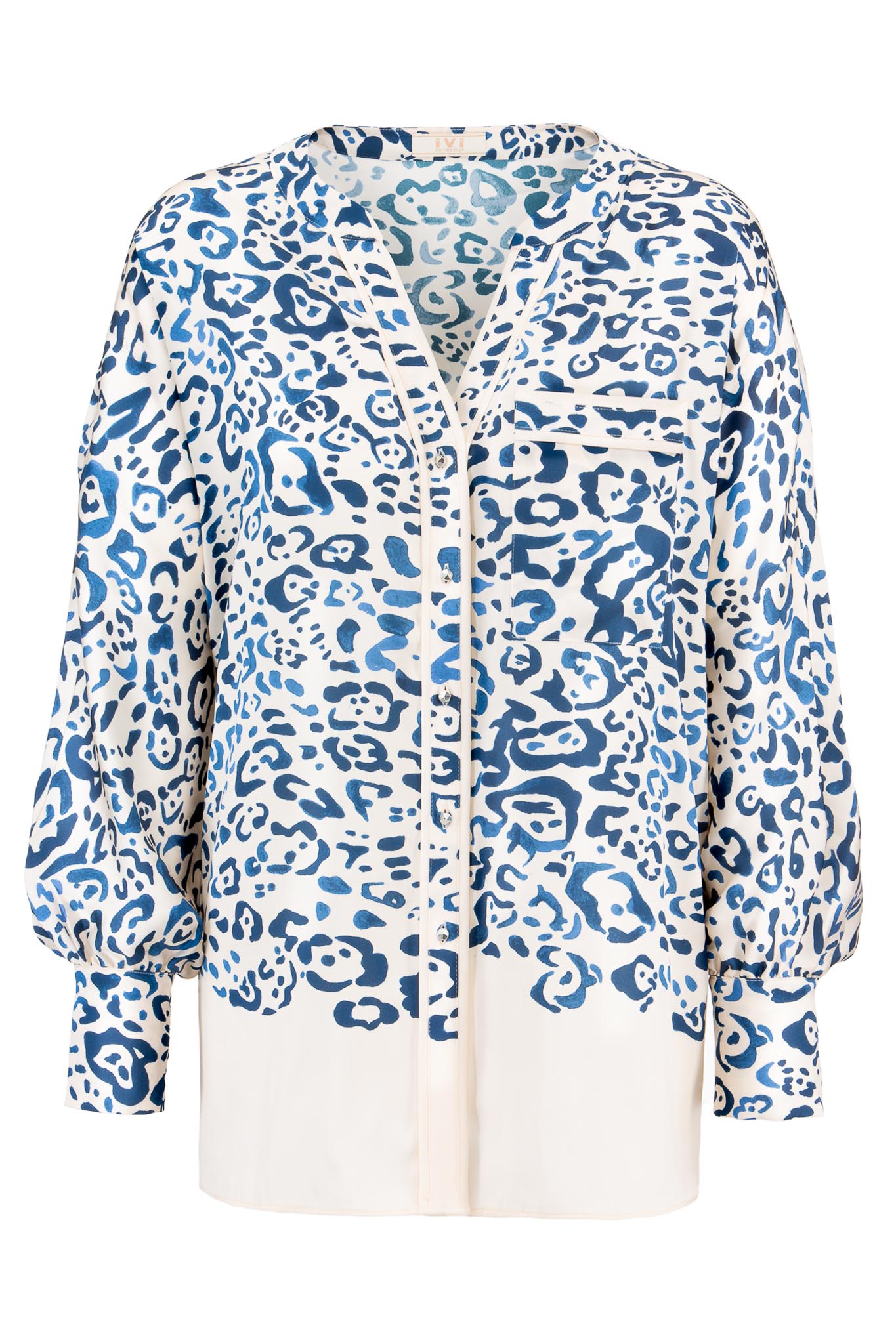IVI collection BLUE LEO Seidentunika im Blusen-Look mit gepaspelter Knopfleiste und aufgesetzter Tasche mit blauem Leo-Print aus der AW24 Kollektion. IVI collection BLUE LEO silk tunic in a blouse look with a piped button placket and patch pocket with a blue leopard print from the AW24 collection.