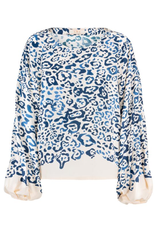 IVI collection BLUE LEO verkürzte Seidenbluse mit voluminösen Ärmeln mit blauem Leo-Print aus der AW24 Kollektion. IVI collection BLUE LEO cropped silk blouse with voluminous sleeves with a blue leo print from the AW24 collection.