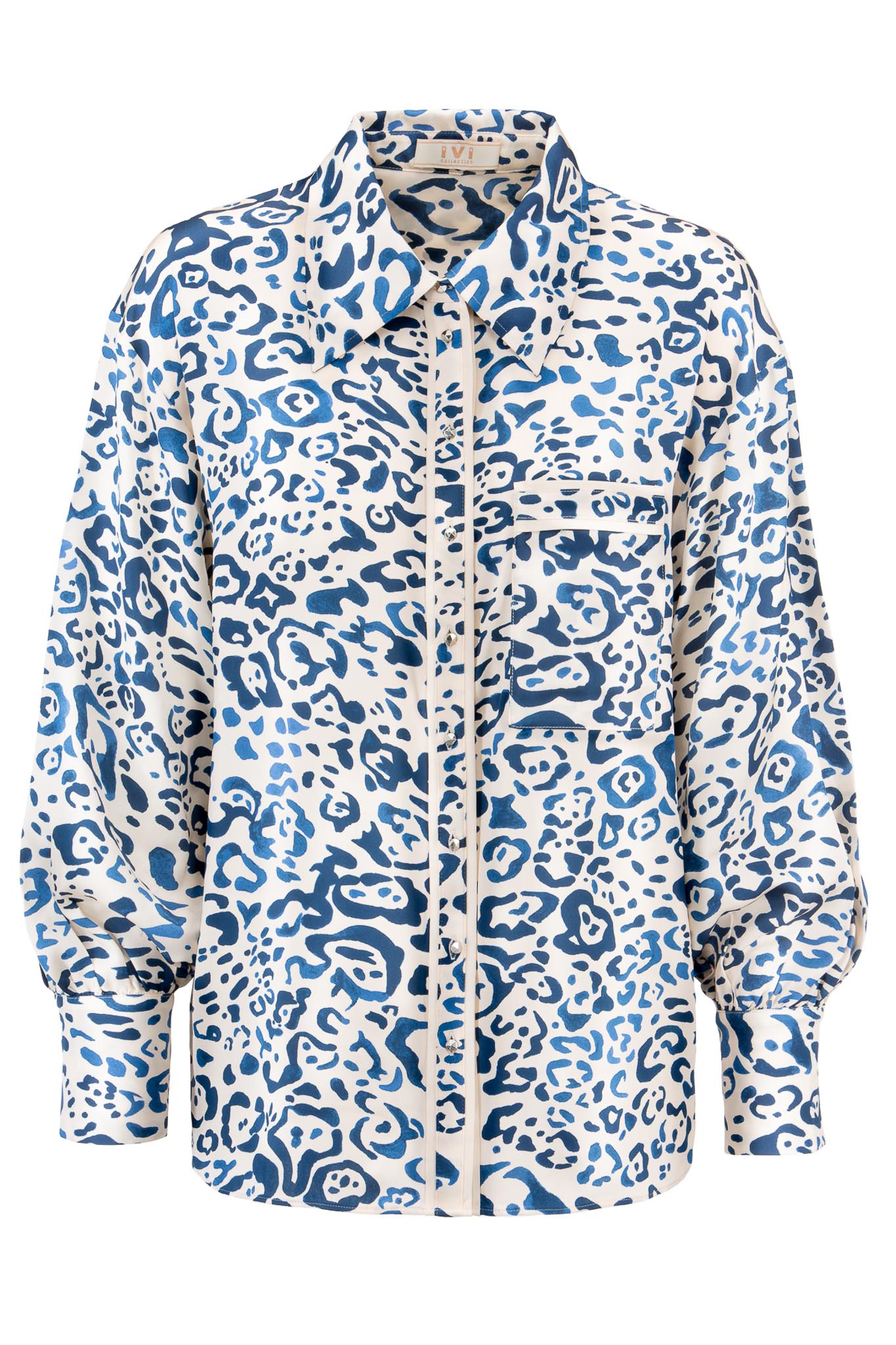 IVI collection BLUE LEO Seidenbluse in schmaler Passform mit klassischen Hemdkragen und elegante Manschetten im blauem Leo-Print aus der AW24 Kollektion. IVI collection BLUE LEO silk blouse in a slim fit with a classic shirt collar and elegant cuffs in a blue leopard print from the AW24 collection.