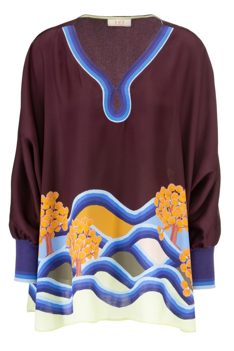 IVI collection PARADISE WAVE elegante Seidentunika mit Cut-Out-Detail am V-Ausschnitt mit Natur-Print in lila aus der AW24 Kollektion. IVI collection PARADISE WAVE elegant silk tunic with cut-out detail at the V-neckline with natural print in purple from the AW24 collection.