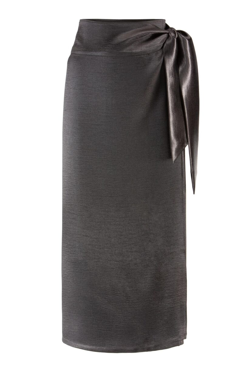 IVI collection figurbetonter Wickelrock aus einem schimmernden Metallic-Effekt Stoff in Farbe schwarz aus der AW24 Kollektion.
