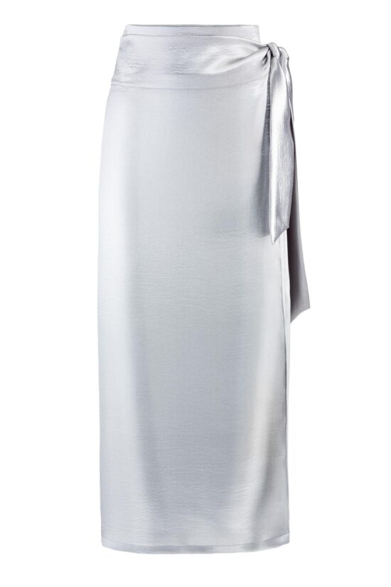 IVI collection figurbetonter Wickelrock aus einem schimmernden Metallic-Effekt Stoff in Farbe silber aus der AW24 Kollektion. IVI collection figure-hugging wrap skirt made from a shimmering metallic-effect fabric in silverfrom the AW24 collection.
