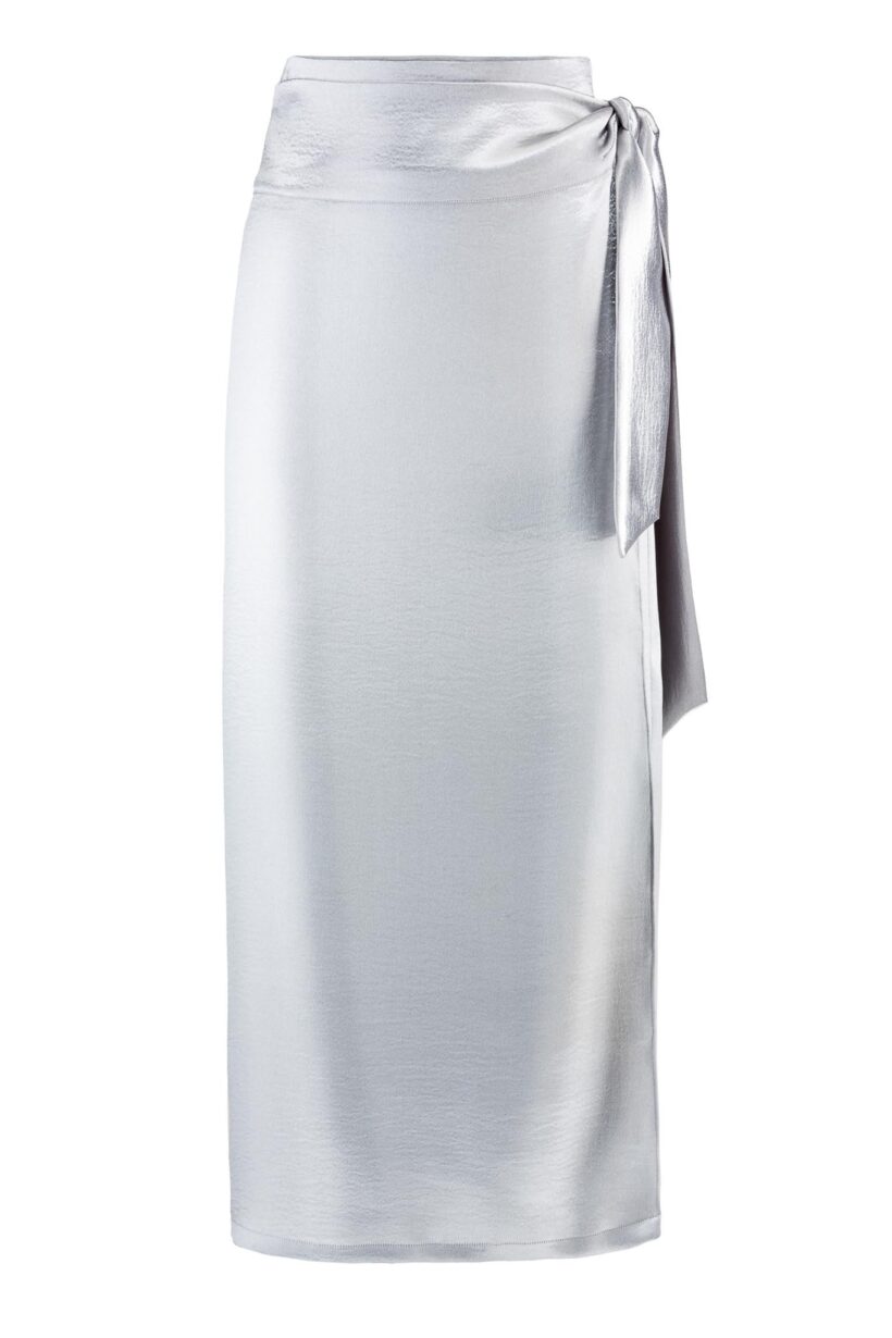 IVI collection figurbetonter Wickelrock aus einem schimmernden Metallic-Effekt Stoff in Farbe silber aus der AW24 Kollektion.

IVI collection figure-hugging wrap skirt made from a shimmering metallic-effect fabric in silverfrom the AW24 collection.