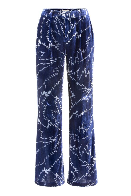 IVI collection FLASH bedruckte Hose mit Bundfalten und weitem Bein in leichter Bootcut Silhouette aus weichem Samtstoff mit auffälligem Grafik-Print in den Farben silber und blau aus der AW24 Kollektion. IVI collection FLASH printed trousers with pleats and a wide leg in a slight bootcut silhouette made of soft velvet fabric with an eye-catching graphic print in silver and blue from the AW24 collection.