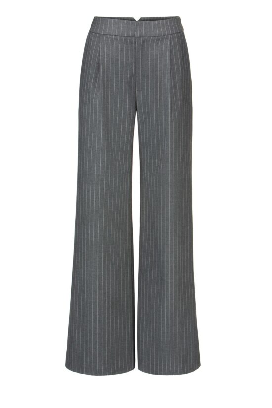 IVI collection PINSTRIPE Anzughose mit weitem Bein und Bundfalte in klassischem Nadelstreifen in Farbe grau aus der AW24 Kollektion. IVI collection PINSTRIPE suit trousers with wide leg and pleat in classic pinstripe in the color grey from the AW24 collection.
