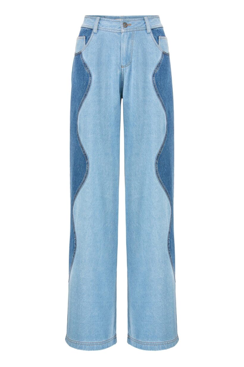 IVI collection DENIM Jeans mit weitem Bein und Wellen-Patch aus der AW24 Kollektion. IVI collection DENIM wide-leg jeans with a wave patch from the AW24 collection.