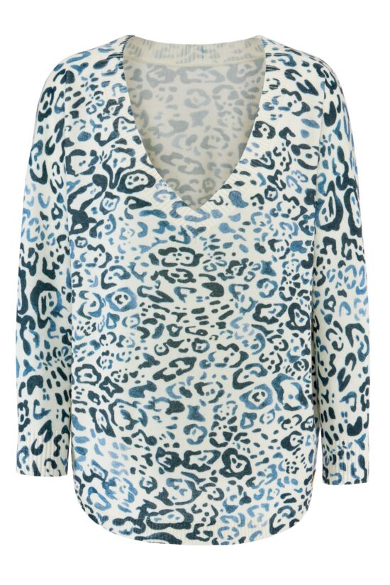 IVI collection BLUE LEO lässiger Strickpullover aus 100% Merino Wolle mit V-Ausschnitt im blauem Leo-Print aus der AW24 Kollektion. IVI collection BLUE LEO casual knitted sweater made of 100% merino wool with a V-neck in a blue leopard print from the AW24 collection.