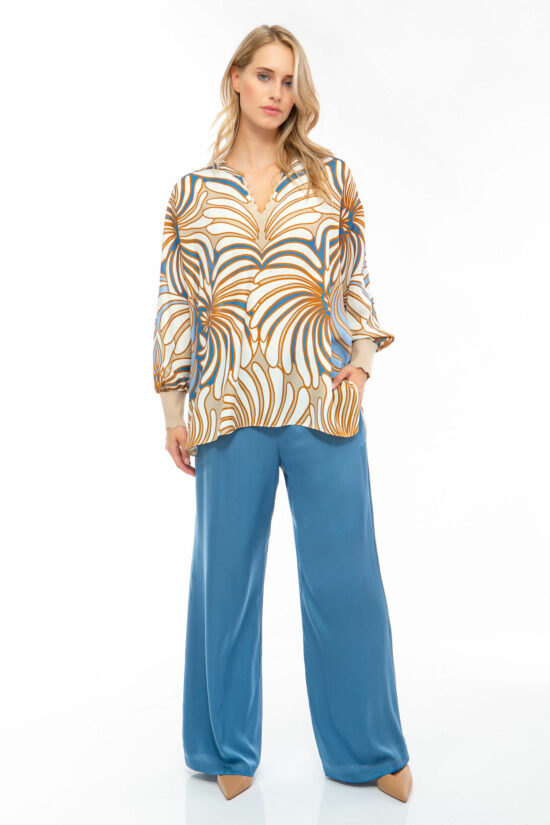 IVI collection SWIRL hochwertige Seidentunika in den Farben hellblau und beige aus der Resort25 Kollektion. IVI collection SWIRL high-quality silk tunic in the colors light blue and beige from the Resort25 collection.