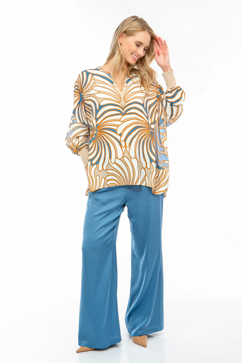 IVI collection SWIRL hochwertige Seidentunika in den Farben hellblau und beige aus der Resort25 Kollektion.

IVI collection SWIRL high-quality silk tunic in the colors light blue and beige from the Resort25 collection.