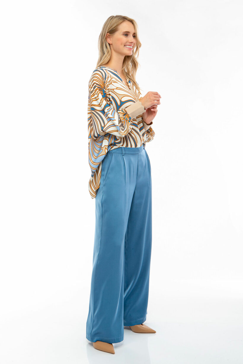 IVI collection SWIRL hochwertige Seidentunika in den Farben hellblau und beige aus der Resort25 Kollektion.

IVI collection SWIRL high-quality silk tunic in the colors light blue and beige from the Resort25 collection.