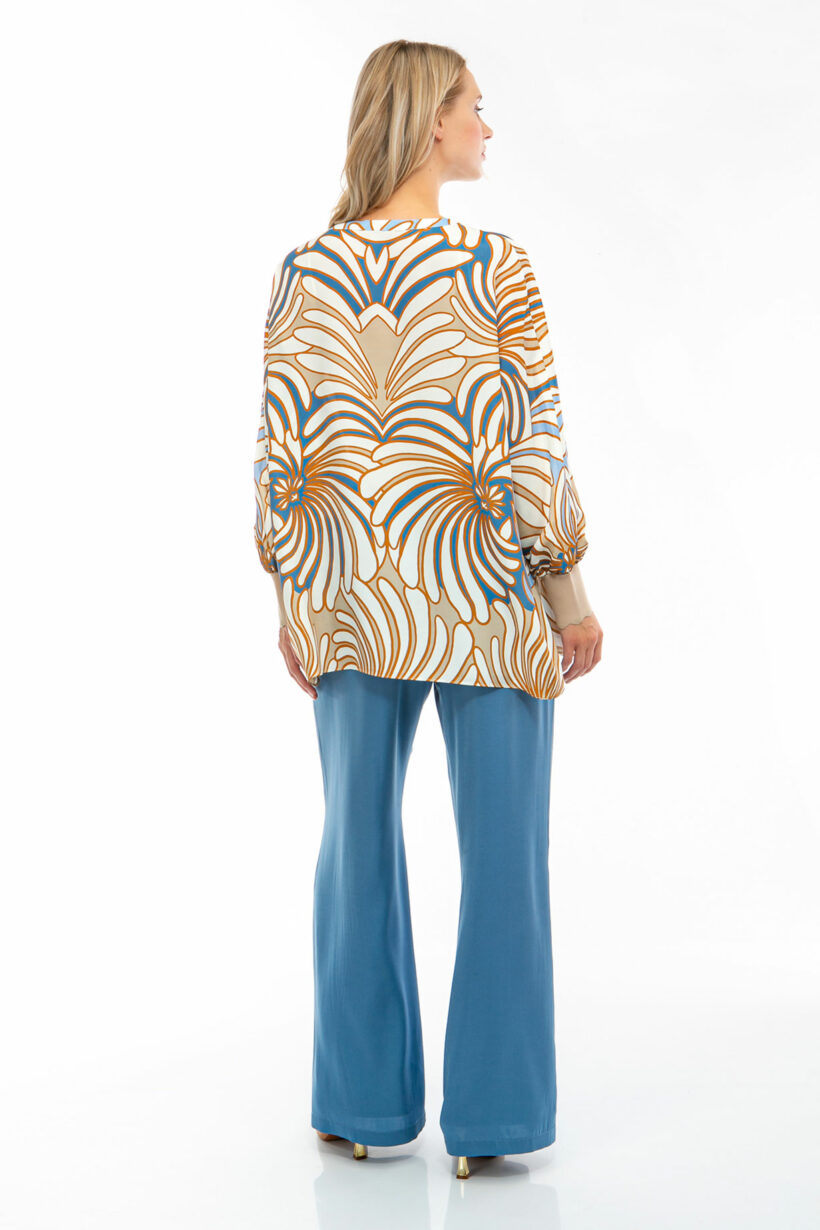 IVI collection SWIRL hochwertige Seidentunika in den Farben hellblau und beige aus der Resort25 Kollektion.

IVI collection SWIRL high-quality silk tunic in the colors light blue and beige from the Resort25 collection.
