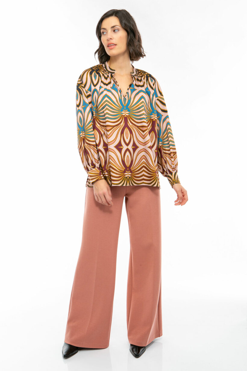 IVI collection SWIRL hochwertige Baumwollbluse in den Farben rose und schwarz aus der Resort25 Kollektion.

IVI collection SWIRL high-quality cotton blouse in the colors rose and black from the Resort25 collection.