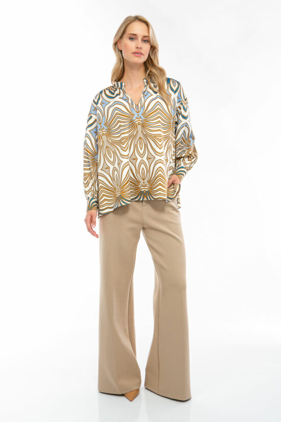 IVI collection SWIRL hochwertige Baumwollbluse in den Farben hellblau und beige aus der Resort25 Kollektion. IVI collection SWIRL high-quality cotton blouse in the colors light blue and beige from the Resort25 collection.