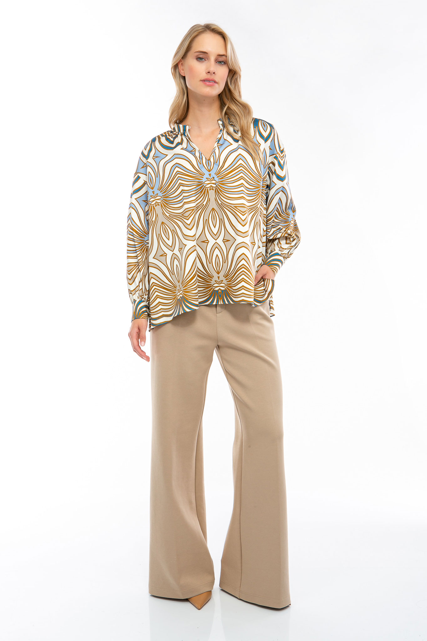 IVI collection SWIRL hochwertige Baumwollbluse in den Farben hellblau und beige aus der Resort25 Kollektion. IVI collection SWIRL high-quality cotton blouse in the colors light blue and beige from the Resort25 collection.