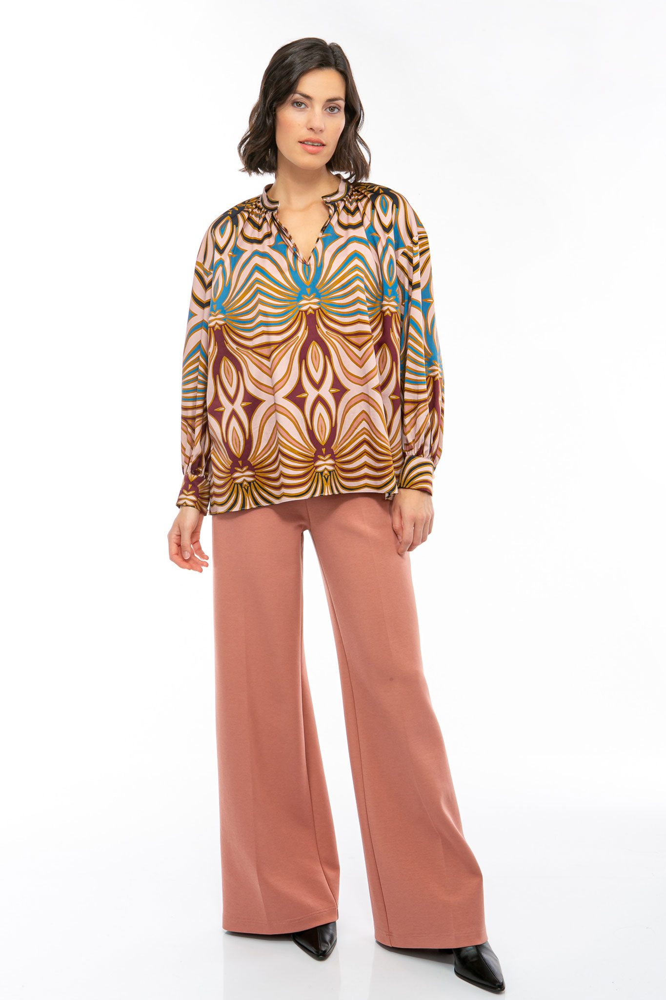 IVI collection SWIRL hochwertige Baumwollbluse in den Farben rose und schwarz aus der Resort25 Kollektion. IVI collection SWIRL high-quality cotton blouse in the colors rose and black from the Resort25 collection.