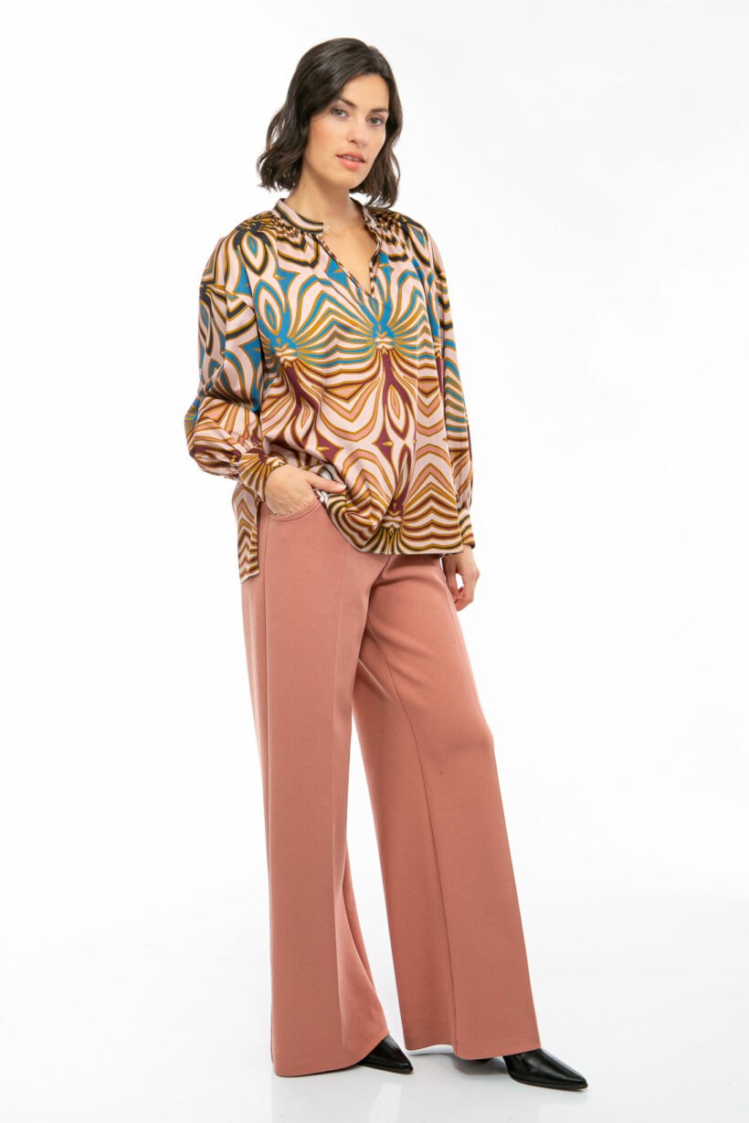 IVI collection SWIRL hochwertige Baumwollbluse in den Farben rose und schwarz aus der Resort25 Kollektion.

IVI collection SWIRL high-quality cotton blouse in the colors rose and black from the Resort25 collection.