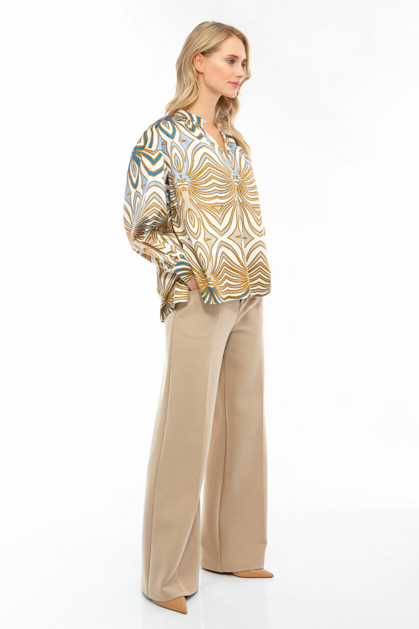 IVI collection SWIRL hochwertige Baumwollbluse in den Farben hellblau und beige aus der Resort25 Kollektion.

IVI collection SWIRL high-quality cotton blouse in the colors light blue and beige from the Resort25 collection.