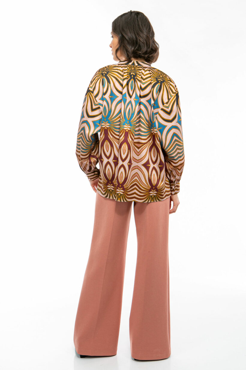 IVI collection SWIRL hochwertige Baumwollbluse in den Farben rose und schwarz aus der Resort25 Kollektion.

IVI collection SWIRL high-quality cotton blouse in the colors rose and black from the Resort25 collection.
