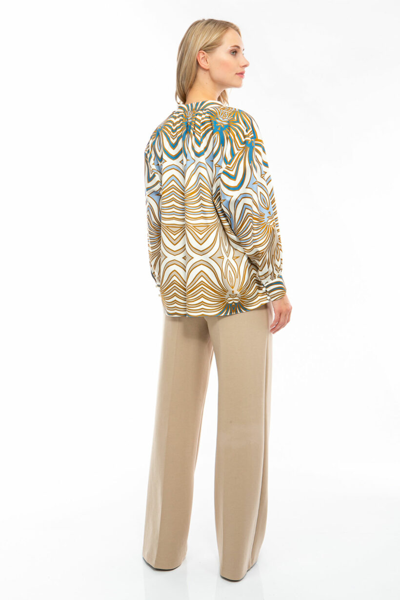 IVI collection SWIRL hochwertige Baumwollbluse in den Farben hellblau und beige aus der Resort25 Kollektion.

IVI collection SWIRL high-quality cotton blouse in the colors light blue and beige from the Resort25 collection.