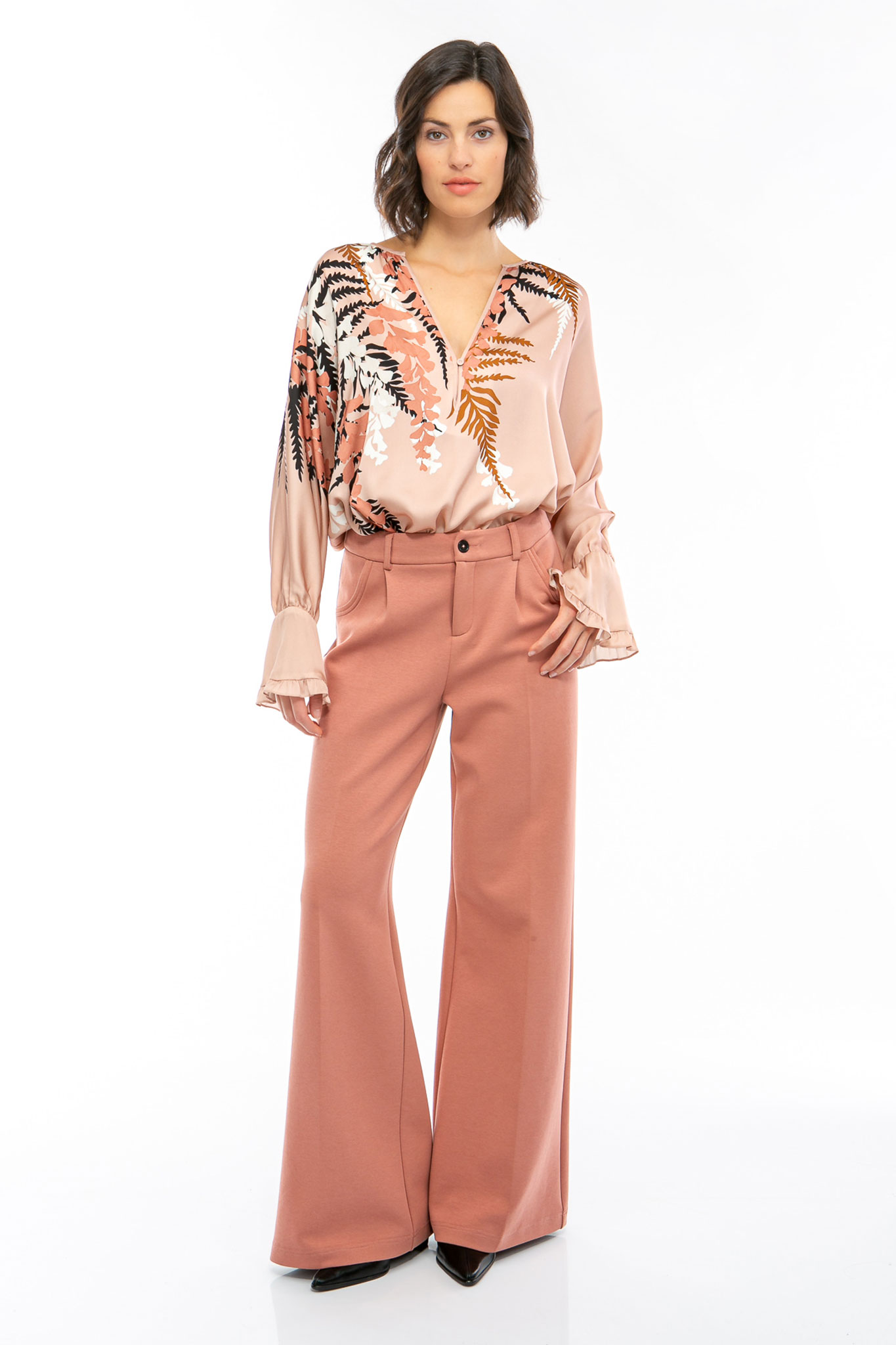 IVI collection EDEN Seidentunika mit platzierten Blumenprint in den Farben rose aus der Resort25 Kollektion. IVI collection EDEN silk tunic with placed floral print in rosefrom the Resort25 collection.
