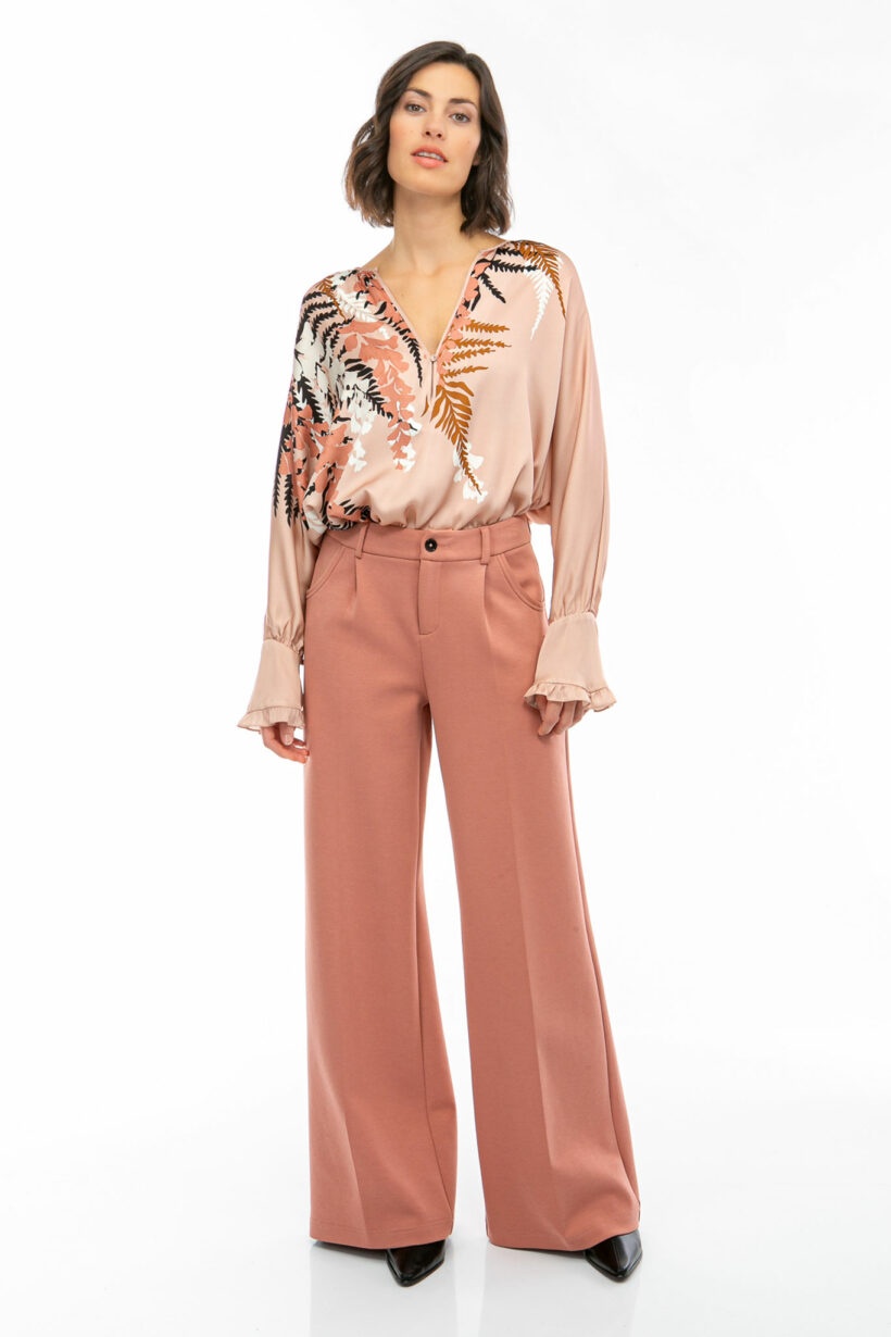 IVI collection EDEN Seidentunika mit platzierten Blumenprint in den Farben rose aus der Resort25 Kollektion. IVI collection EDEN silk tunic with placed floral print in rosefrom the Resort25 collection.
