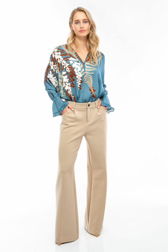 IVI collection EDEN Seidentunika mit platzierten Blumenprint in den Farben blauaus der Resort25 Kollektion. IVI collection EDEN silk tunic with placed floral print in blue from the Resort25 collection.
