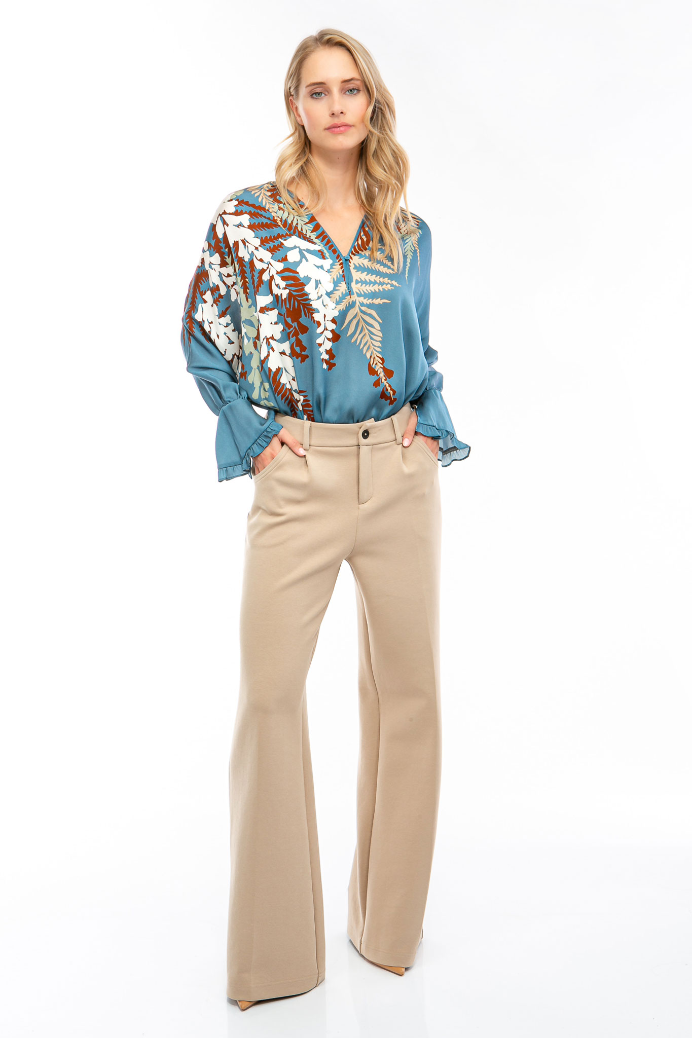 IVI collection EDEN Seidentunika mit platzierten Blumenprint in den Farben blauaus der Resort25 Kollektion. IVI collection EDEN silk tunic with placed floral print in blue from the Resort25 collection.