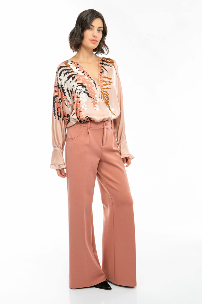 IVI collection EDEN Seidentunika mit platzierten Blumenprint in den Farben rose aus der Resort25 Kollektion. IVI collection EDEN silk tunic with placed floral print in rose from the Resort25 collection.