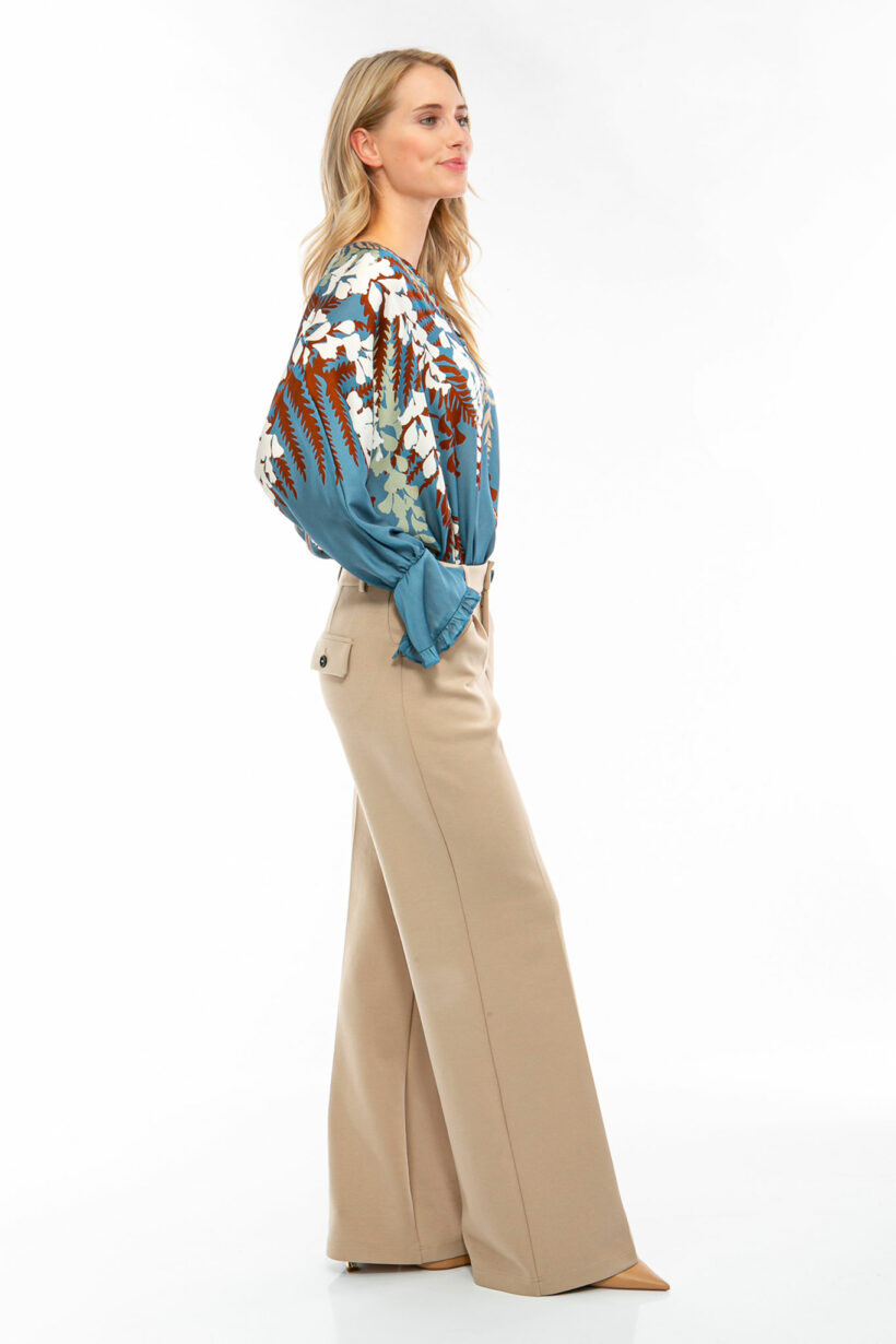 IVI collection EDEN Seidentunika mit platzierten Blumenprint in den Farben blauaus der Resort25 Kollektion.

IVI collection EDEN silk tunic with placed floral print in blue from the Resort25 collection.