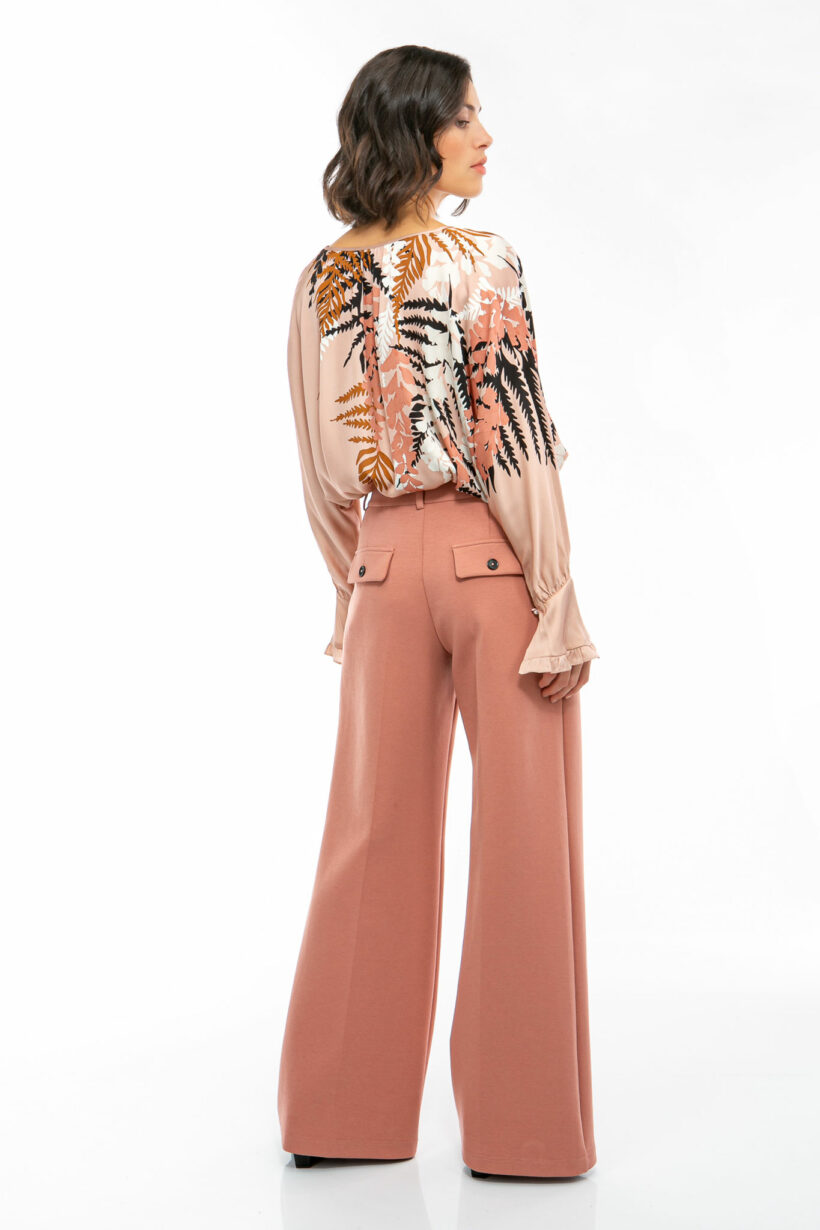 IVI collection EDEN Seidentunika mit platzierten Blumenprint in den Farben rose aus der Resort25 Kollektion. IVI collection EDEN silk tunic with placed floral print in rose from the Resort25 collection.