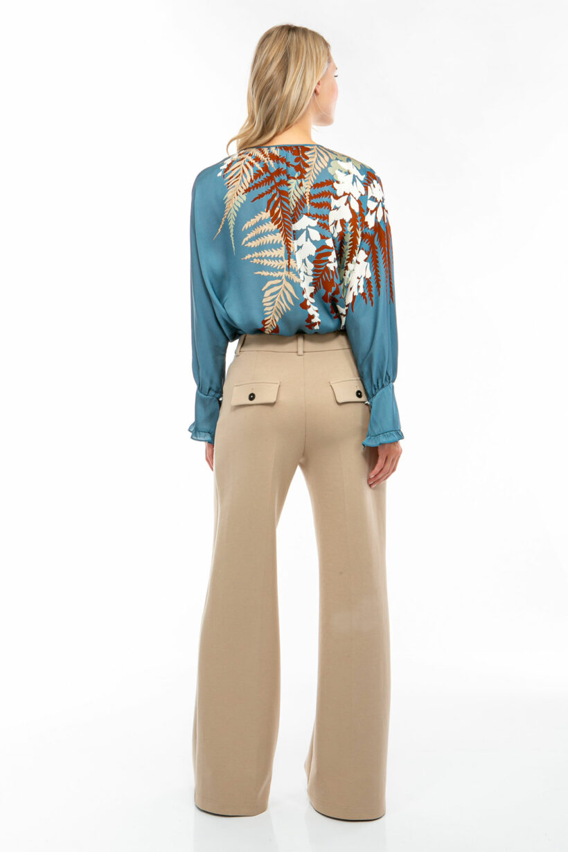 IVI collection EDEN Seidentunika mit platzierten Blumenprint in den Farben blauaus der Resort25 Kollektion.

IVI collection EDEN silk tunic with placed floral print in blue from the Resort25 collection.