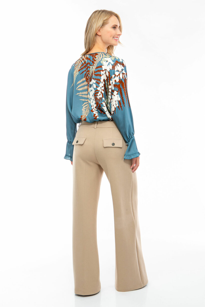 IVI collection EDEN Seidentunika mit platzierten Blumenprint in den Farben blauaus der Resort25 Kollektion.

IVI collection EDEN silk tunic with placed floral print in blue from the Resort25 collection.