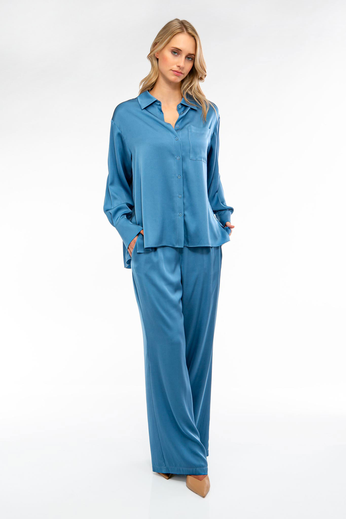 IVI collection SOLID SILK Hemdbluse mit Kellerfalten in der Farbe blau aus der Resort25 Kollektion. IVI collection SOLID SILK shirt blouse with box pleats in the color blue from the Resort25 collection.