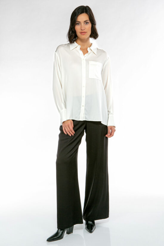 IVI collection SOLID SILK Hemdbluse mit Kellerfalten in der Farbe weiß aus der Resort25 Kollektion. IVI collection SOLID SILK shirt blouse with box pleats in the color white from the Resort25 collection.