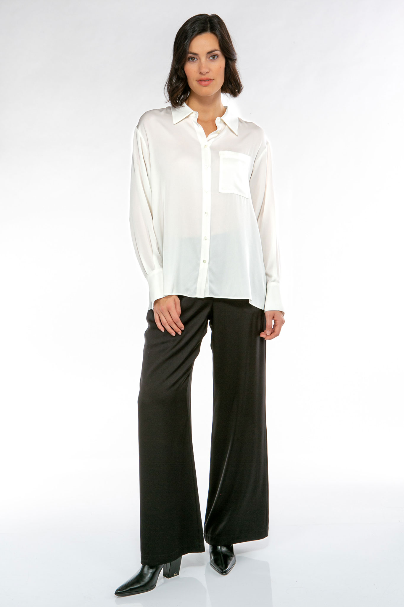 IVI collection SOLID SILK Hemdbluse mit Kellerfalten in der Farbe weiß aus der Resort25 Kollektion. IVI collection SOLID SILK shirt blouse with box pleats in the color white from the Resort25 collection.