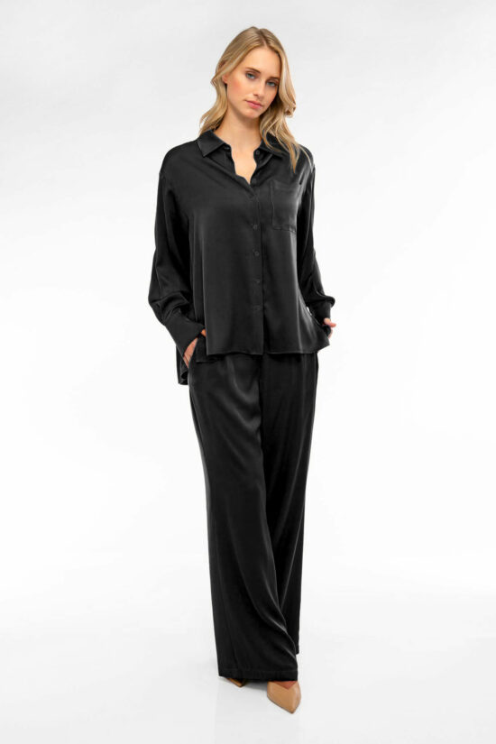 IVI collection SOLID SILK Hemdbluse mit Kellerfalten in der Farbe schwarz aus der Resort25 Kollektion. IVI collection SOLID SILK shirt blouse with box pleats in the color black from the Resort25 collection.