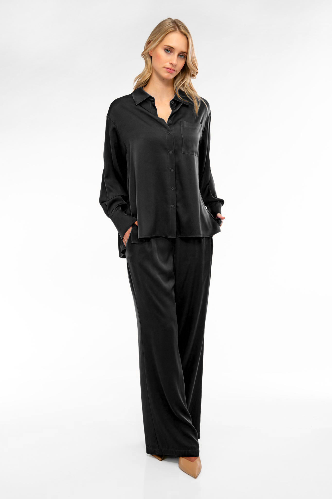 IVI collection SOLID SILK Hemdbluse mit Kellerfalten in der Farbe schwarz aus der Resort25 Kollektion. IVI collection SOLID SILK shirt blouse with box pleats in the color black from the Resort25 collection.