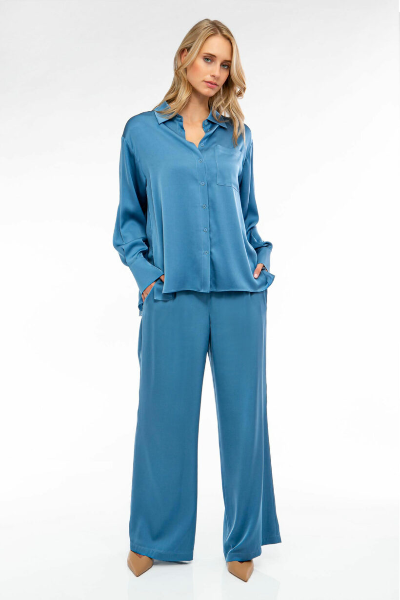 IVI collection SOLID SILK Hemdbluse mit Kellerfalten in der Farbe blau aus der Resort25 Kollektion.

IVI collection SOLID SILK shirt blouse with box pleats in the color blue from the Resort25 collection.