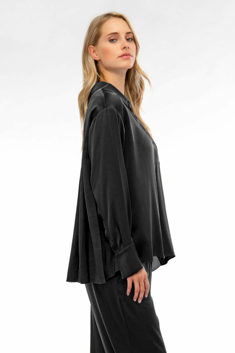 IVI collection SOLID SILK Hemdbluse mit Kellerfalten in der Farbe schwarz aus der Resort25 Kollektion.
IVI collection SOLID SILK shirt blouse with box pleats in the color black from the Resort25 collection.