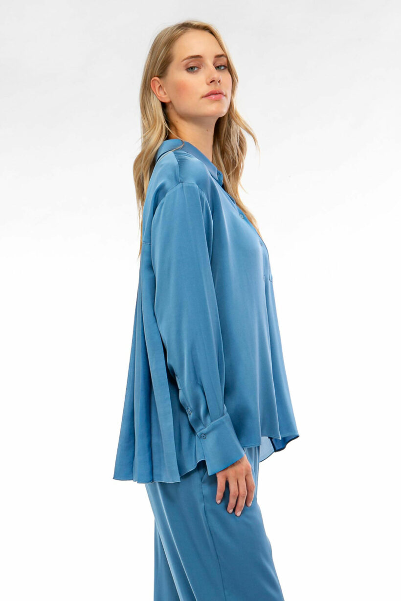 IVI collection SOLID SILK Hemdbluse mit Kellerfalten in der Farbe blau aus der Resort25 Kollektion.

IVI collection SOLID SILK shirt blouse with box pleats in the color blue from the Resort25 collection.