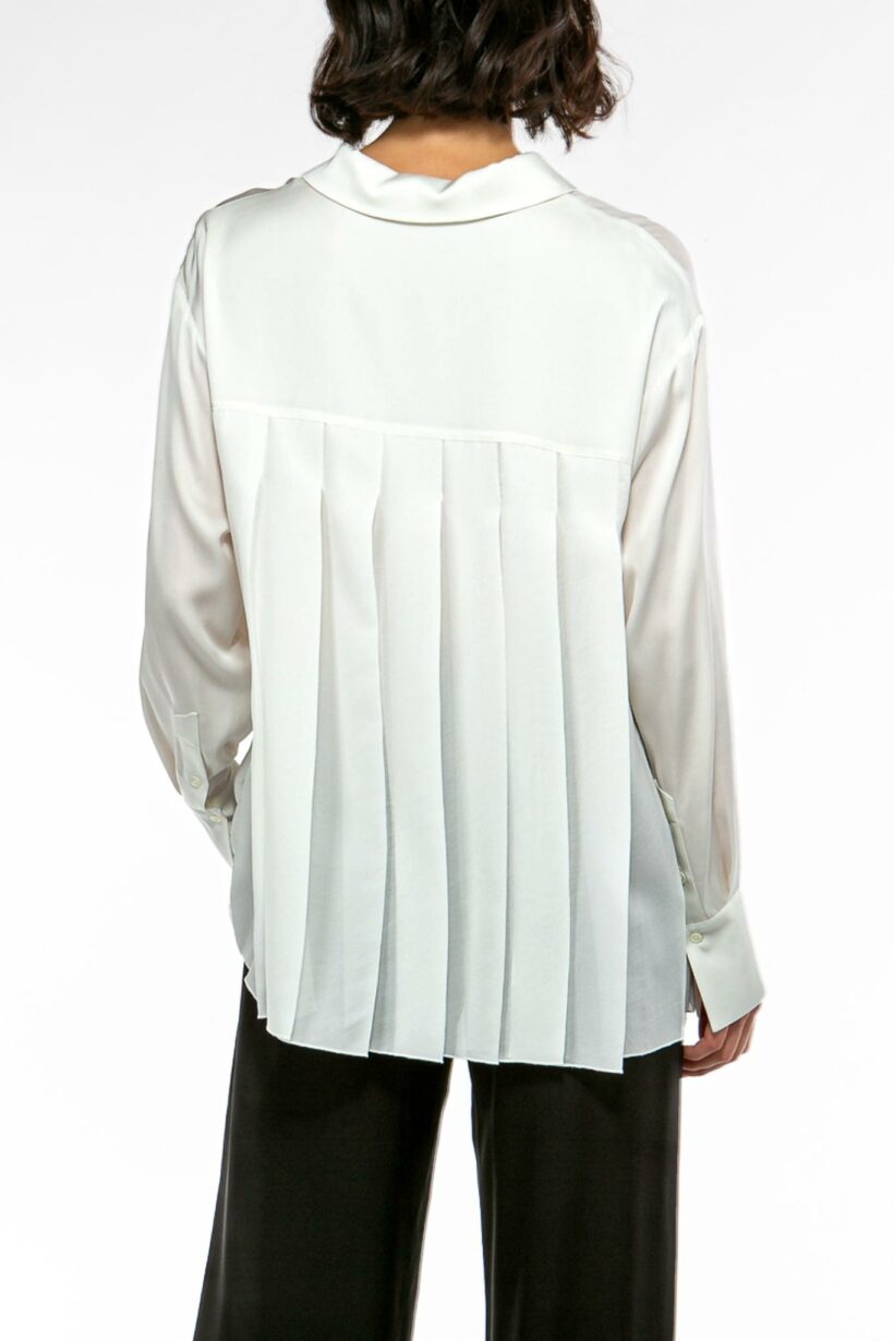 IVI collection SOLID SILK Hemdbluse mit Kellerfalten in der Farbe weiß aus der Resort25 Kollektion. IVI collection SOLID SILK shirt blouse with box pleats in the color white from the Resort25 collection.