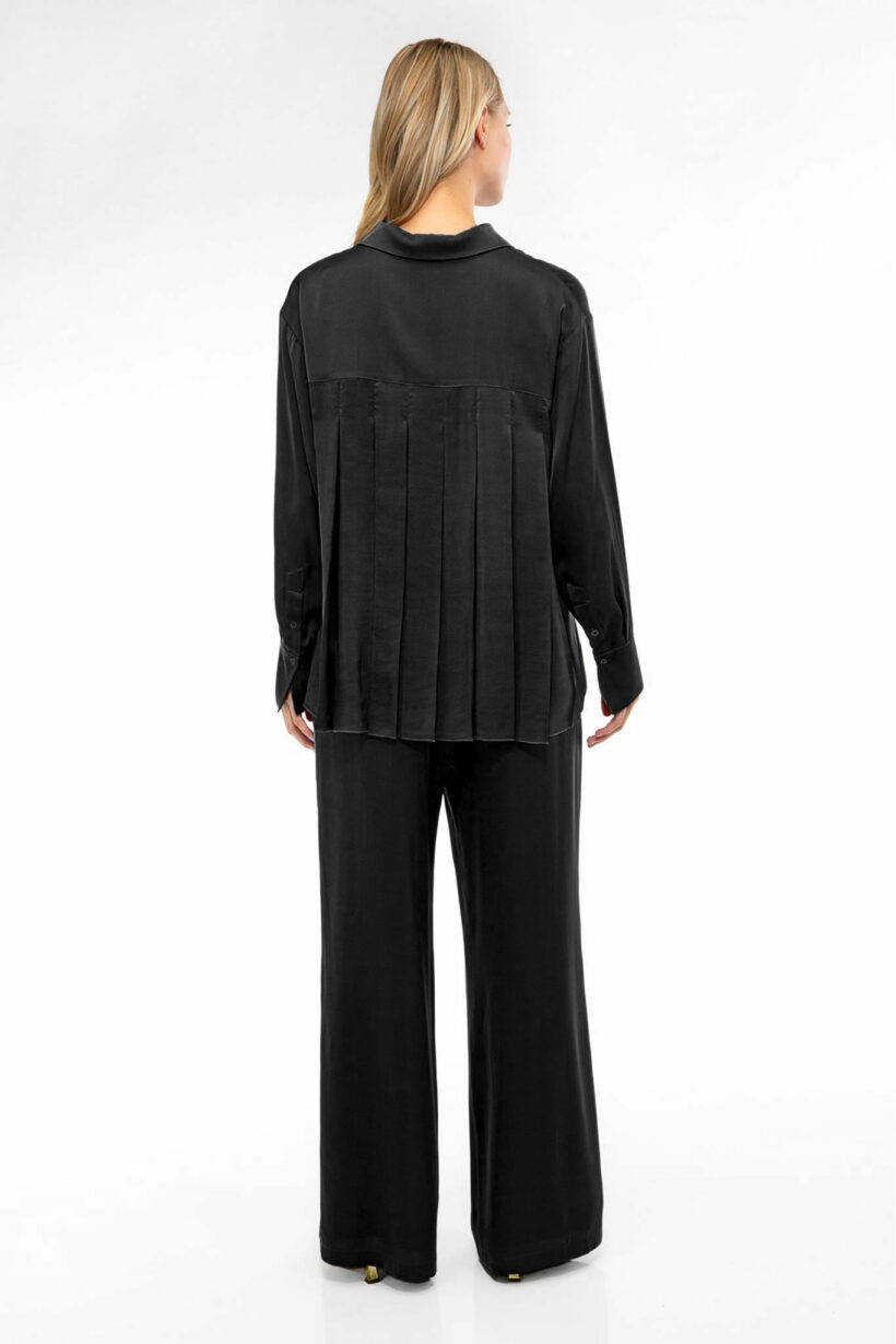 IVI collection SOLID SILK Hemdbluse mit Kellerfalten in der Farbe schwarz aus der Resort25 Kollektion.
IVI collection SOLID SILK shirt blouse with box pleats in the color black from the Resort25 collection.
