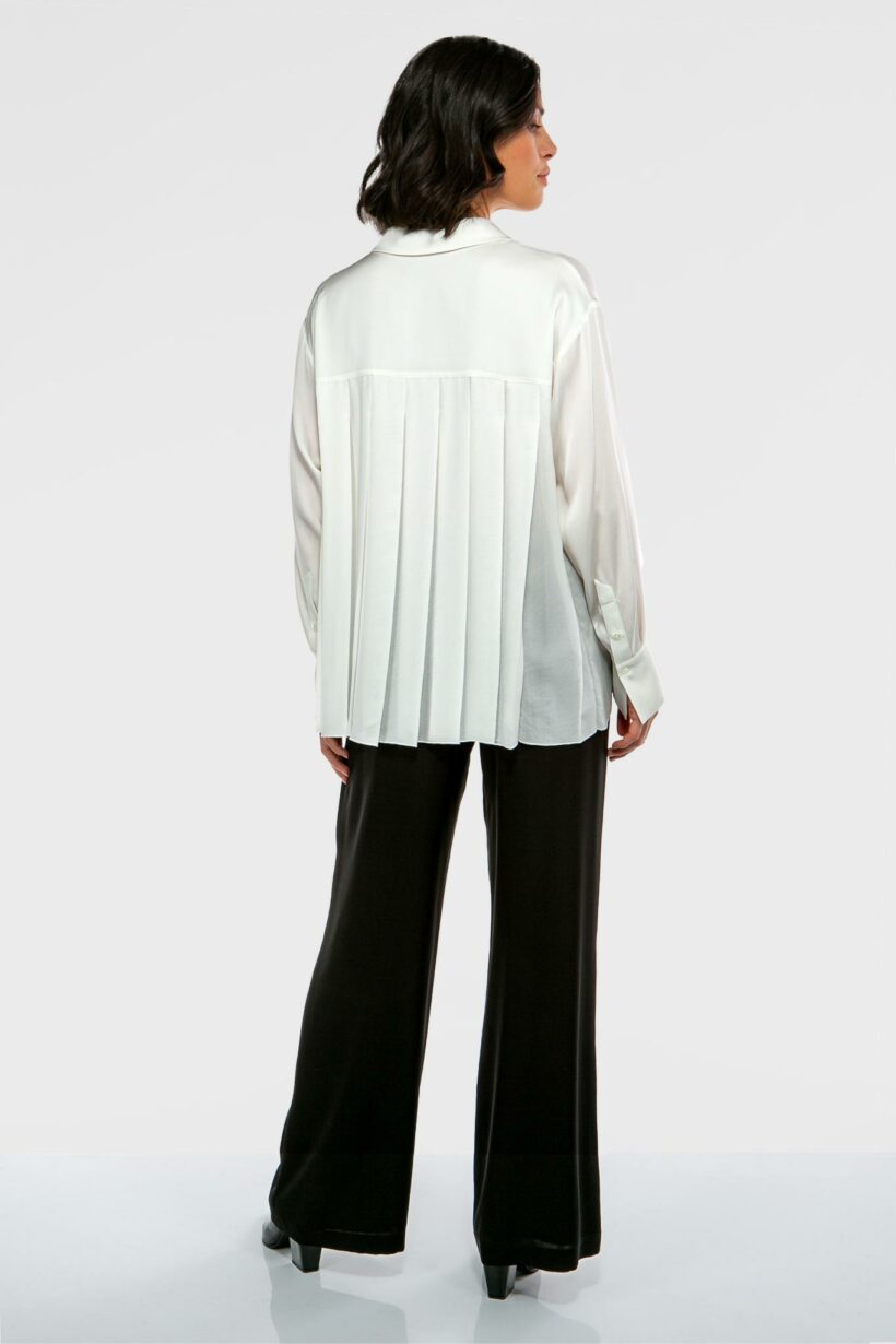 IVI collection SOLID SILK Hemdbluse mit Kellerfalten in der Farbe weiß aus der Resort25 Kollektion. IVI collection SOLID SILK shirt blouse with box pleats in the color white from the Resort25 collection.