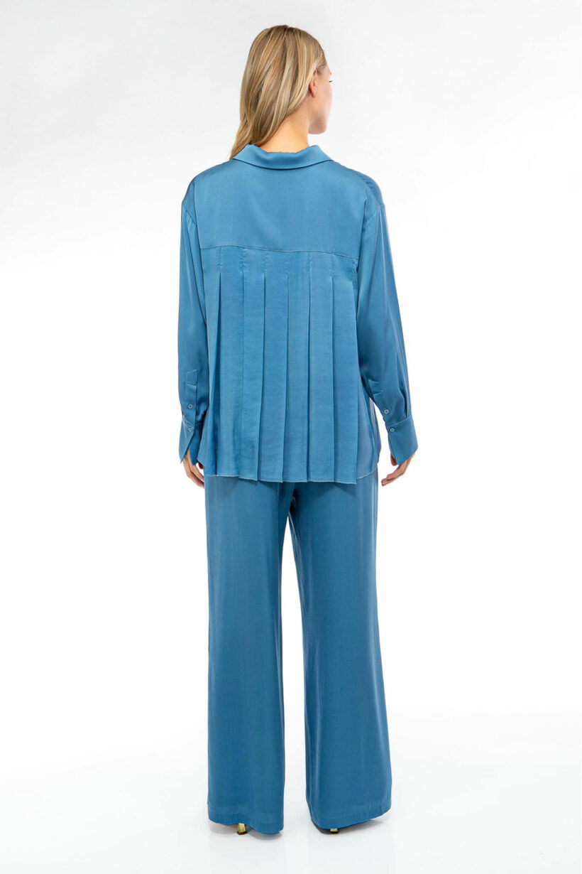 IVI collection SOLID SILK Hemdbluse mit Kellerfalten in der Farbe blau aus der Resort25 Kollektion.

IVI collection SOLID SILK shirt blouse with box pleats in the color blue from the Resort25 collection.