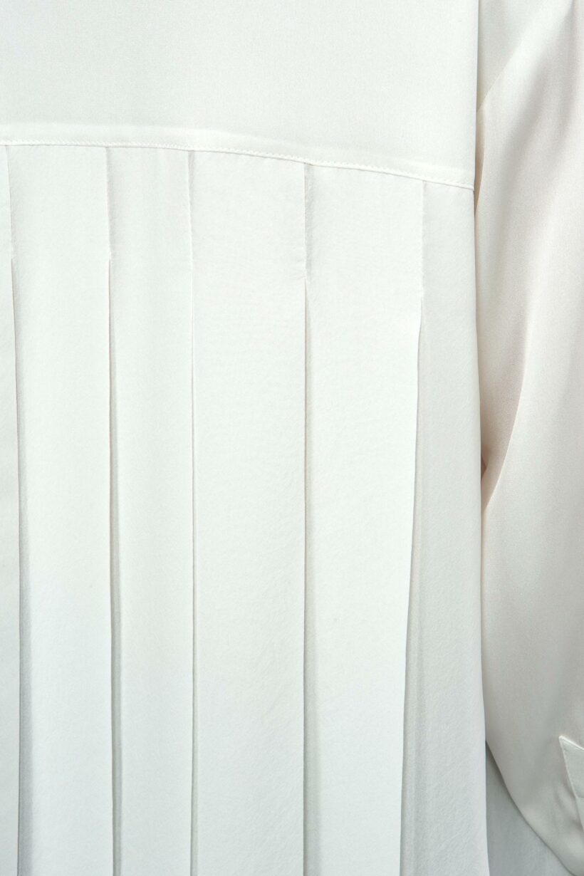 IVI collection SOLID SILK Hemdbluse mit Kellerfalten in der Farbe weiß aus der Resort25 Kollektion. IVI collection SOLID SILK shirt blouse with box pleats in the color white from the Resort25 collection.