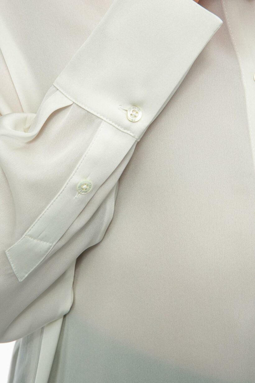 IVI collection SOLID SILK Hemdbluse mit Kellerfalten in der Farbe weiß aus der Resort25 Kollektion. IVI collection SOLID SILK shirt blouse with box pleats in the color white from the Resort25 collection.