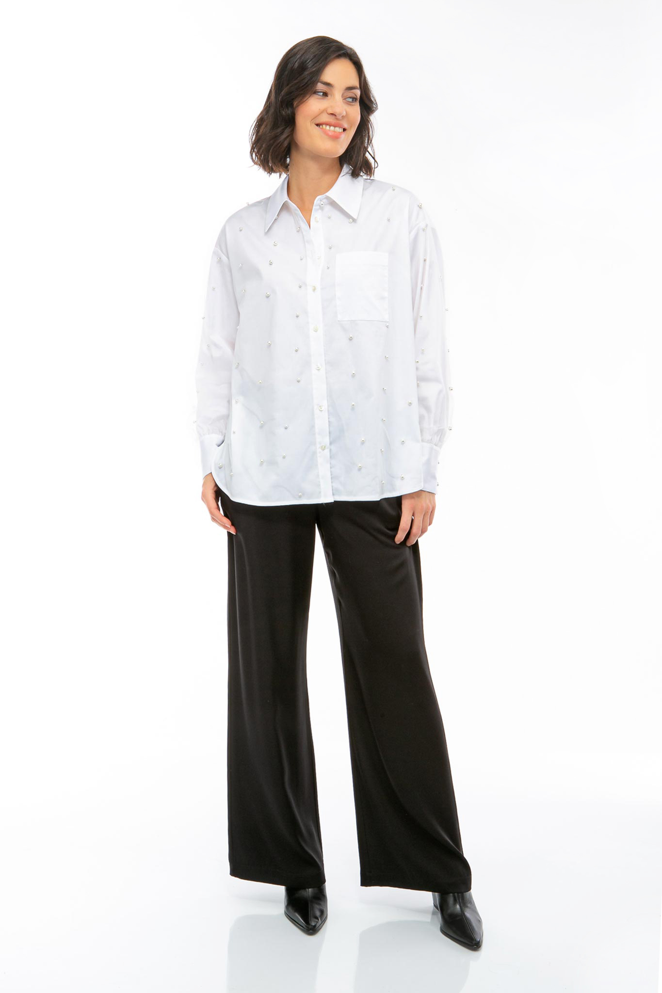 IVI collection PEARLS Baumwollbluse mit aufgesetzten Perlen in den Farben weiß aus der Resort25 Kollektion. IVI collection PEARLS cotton blouse with attached pearls in white from the Resort25 collection.